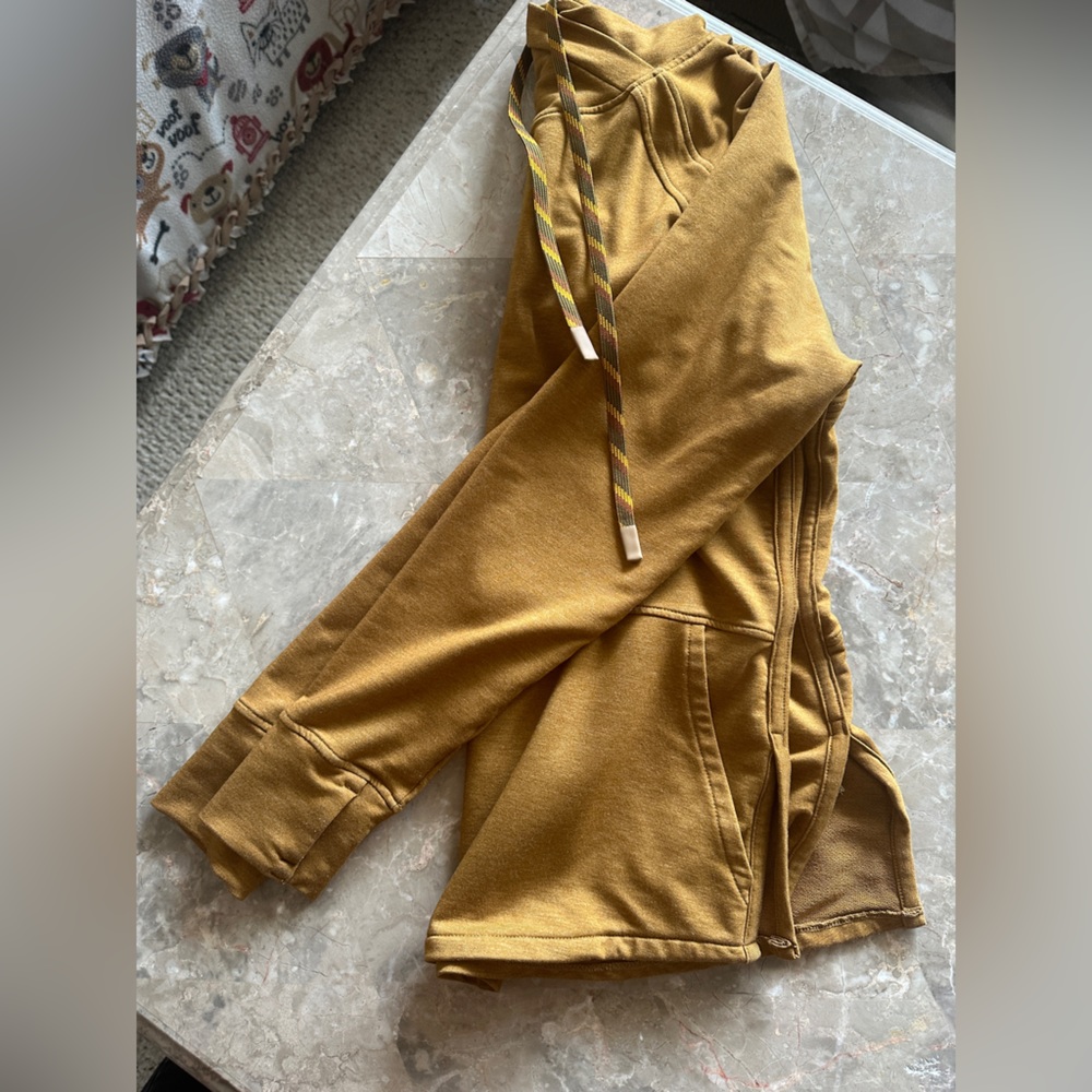 Cute mustard yellow active sweatshirt. Very lightweight and comfortable!